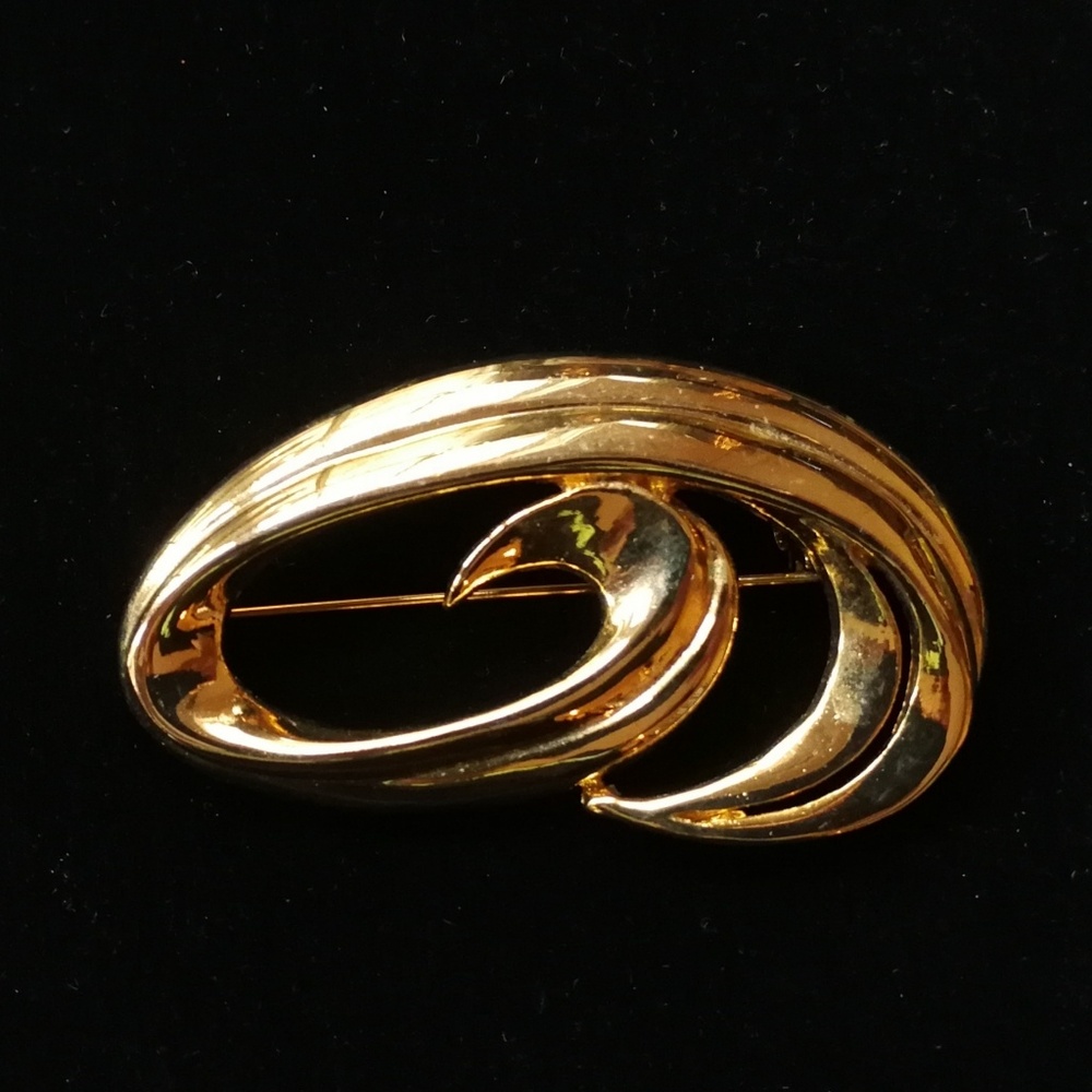 🛍️ BROOCH